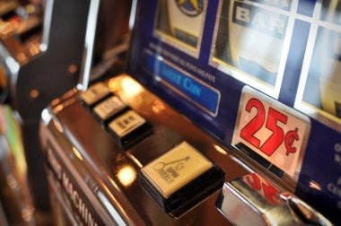 Live Bandar Ceme dealer dealing cards on lele4d